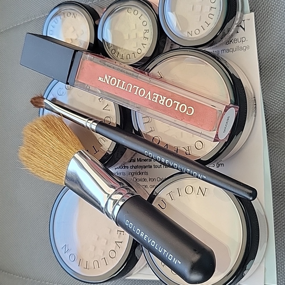 Brand new 10 piece set with an eyeshadow brush and a powder brush.